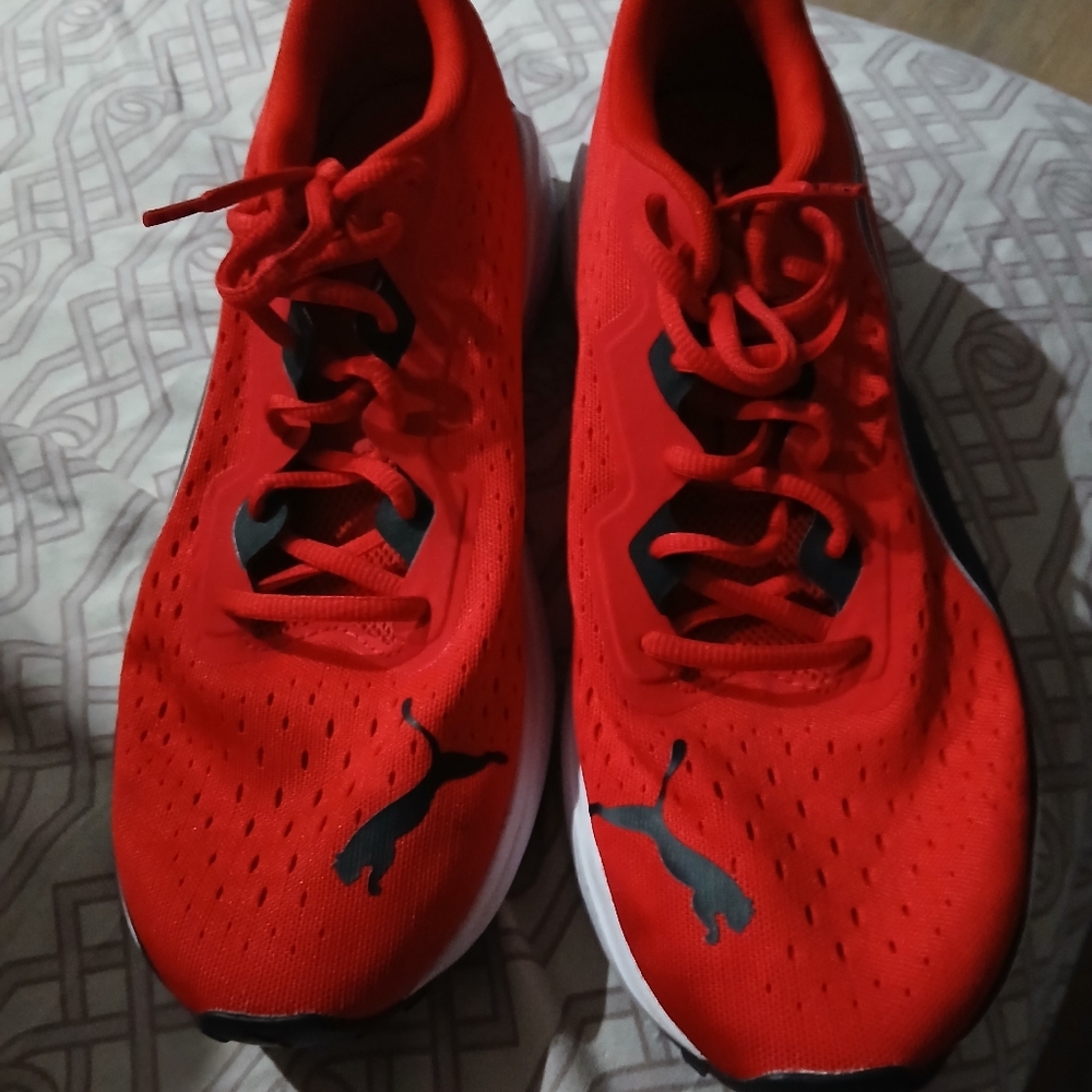 Men black and red size 11 puma shoe
